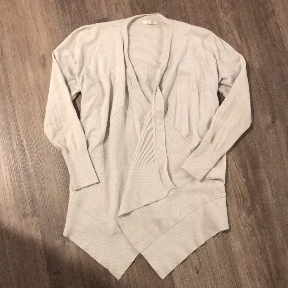 Maurice’s small grey sweater